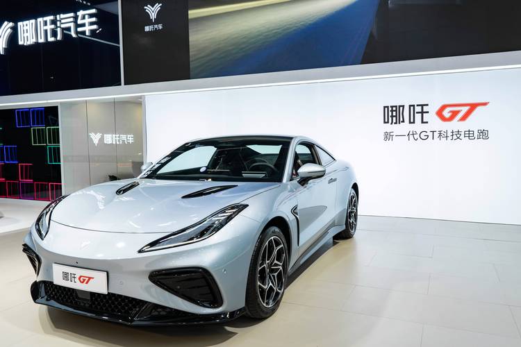 广州130哪吒汽车在智能汽车领域的表现，领途汽车在新能源汽车市场中的影响力